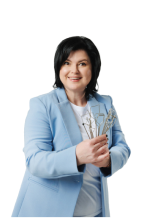 Наша засновниця і автор методик тримає в руках приладдя для артикуляційної гімнастики і посміхається