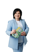 Засновниця нашого логопедичного центру тримає в руках дитячі письмові зошити для розвитку графомоторики